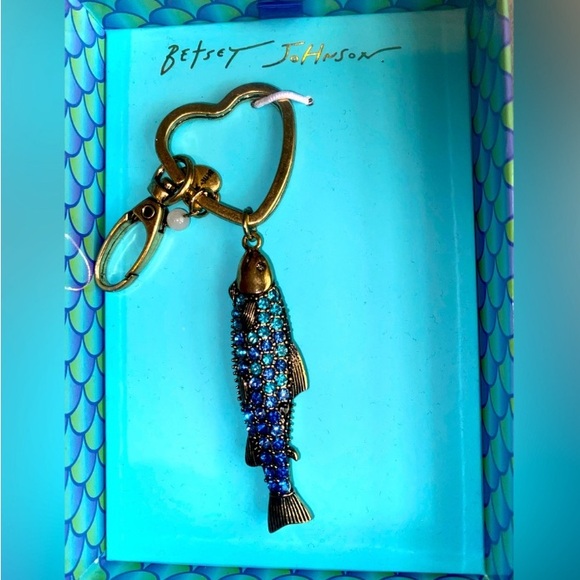 BNIB Betsy Johnson Blue Fish Keychain - Picture 1 of 2